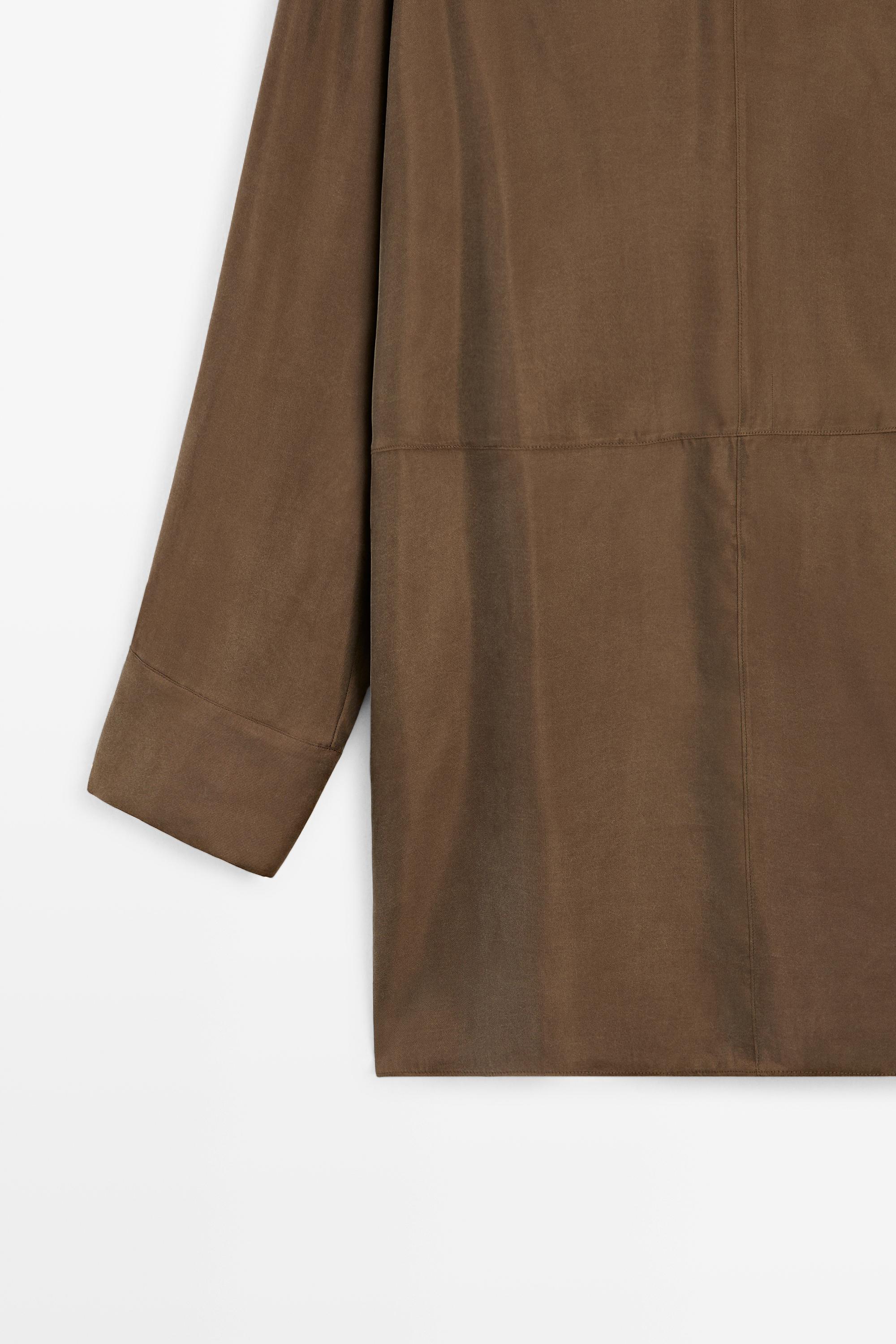 Robe courte fluide à col asymétrique