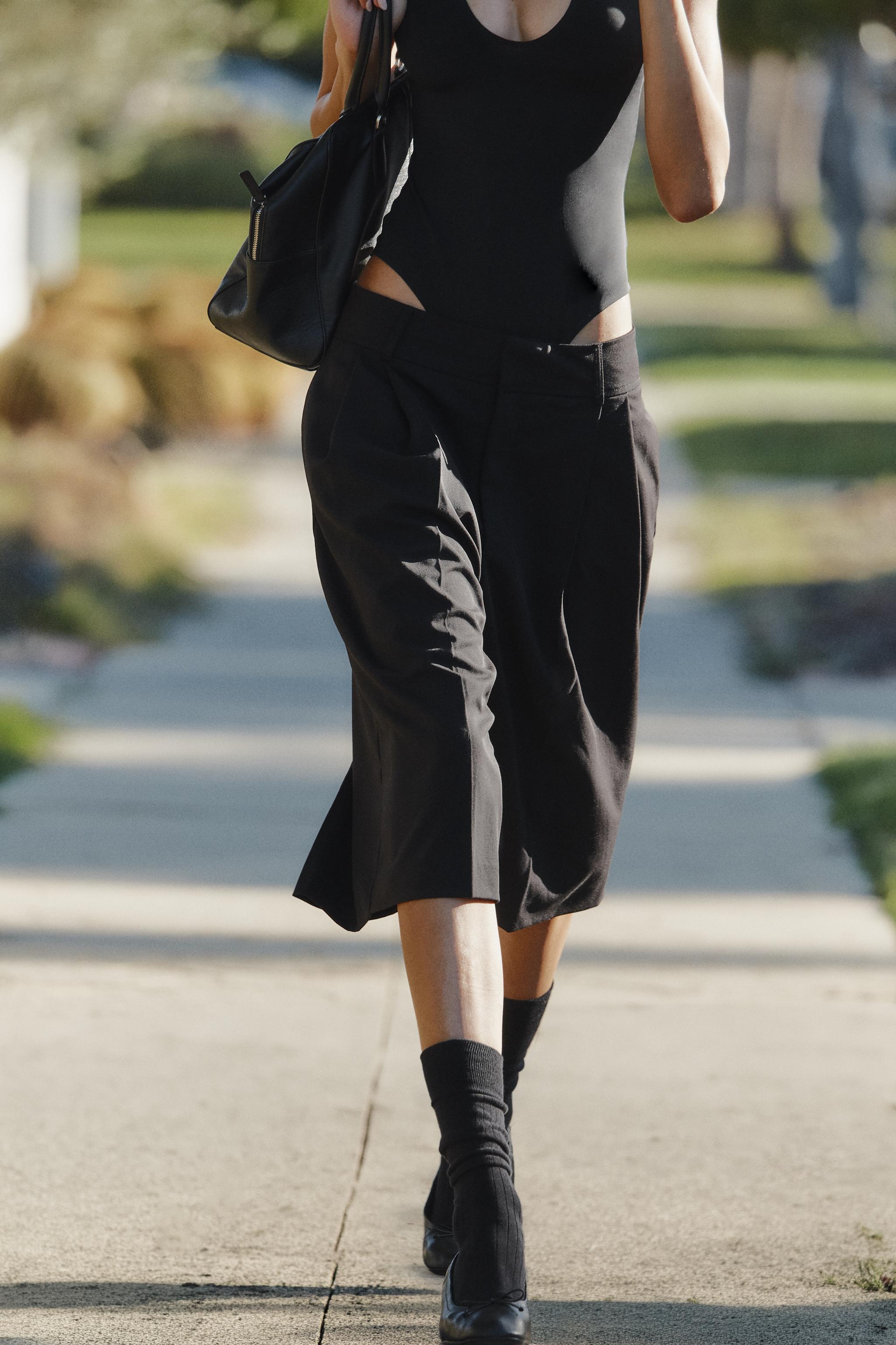 PLEATED FAUX LEATHER LONG BERMUDA SHORTS