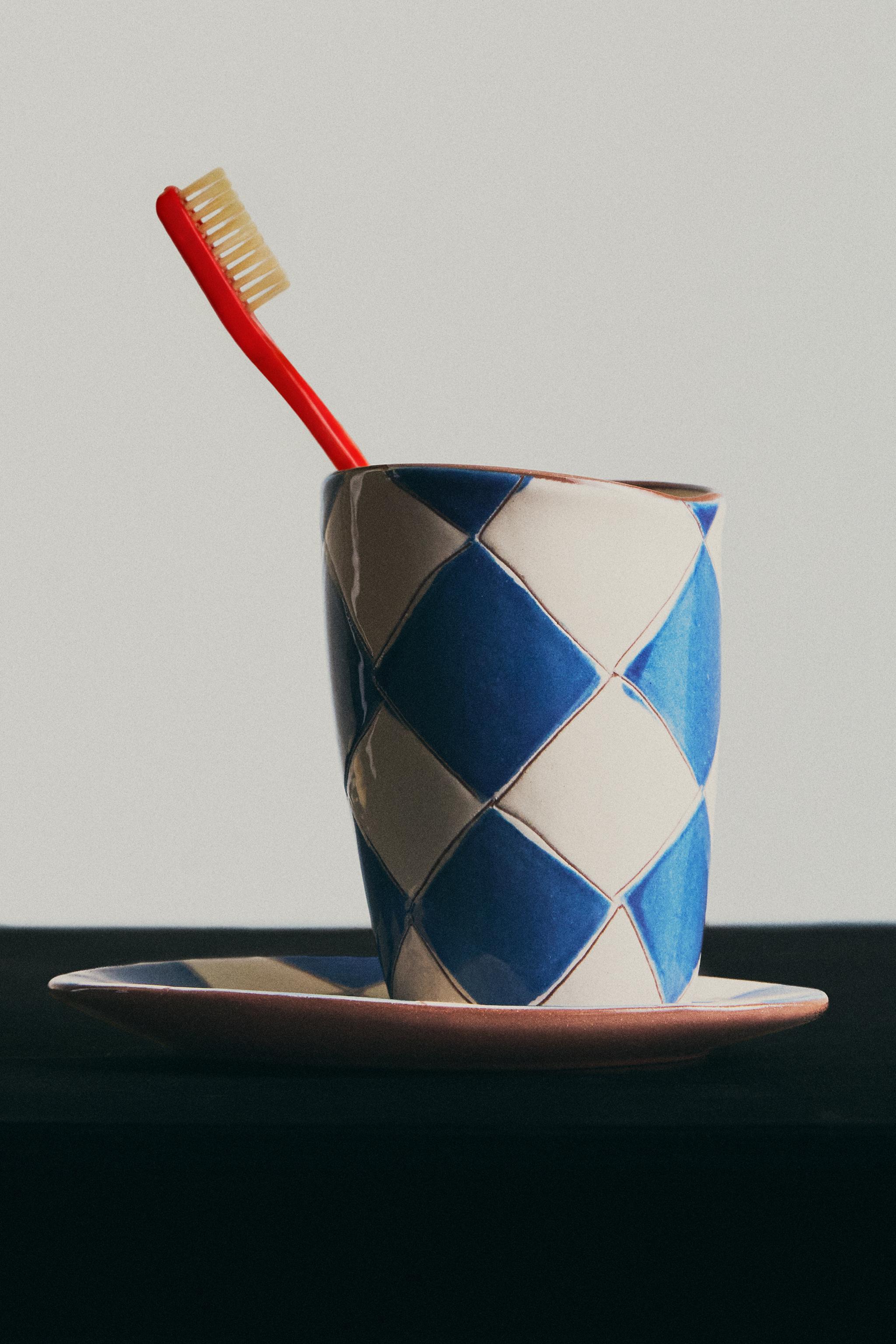 BLUE DIAMOND CERAMIC TOOTHBRUSH TUMBLER — Blue / White