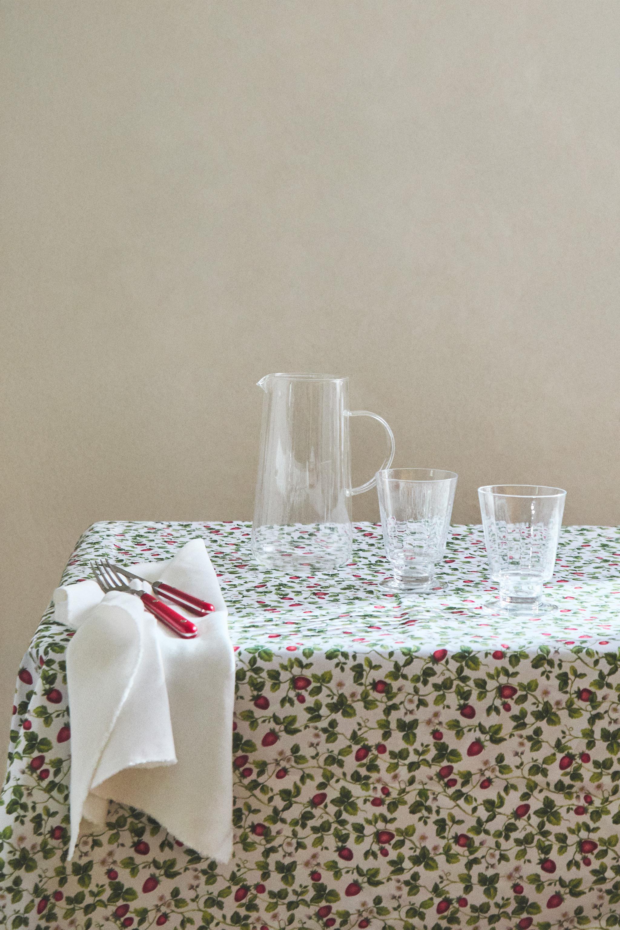 STRAWBERRY RESIN-COATED COTTON TABLECLOTH — Greens