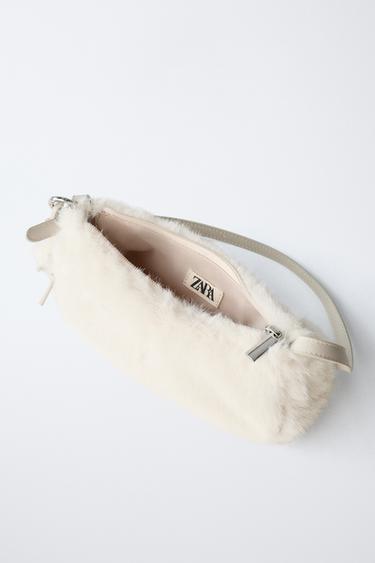 SAC BANDOULIÈRE EFFET FOURRURE AVEC BRETLOQUE - Blanc écru de Zara - Image 3