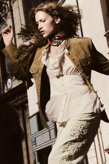 CHEMISE À VOLANTS ET TAILLE CINTREE - Écru de Zara