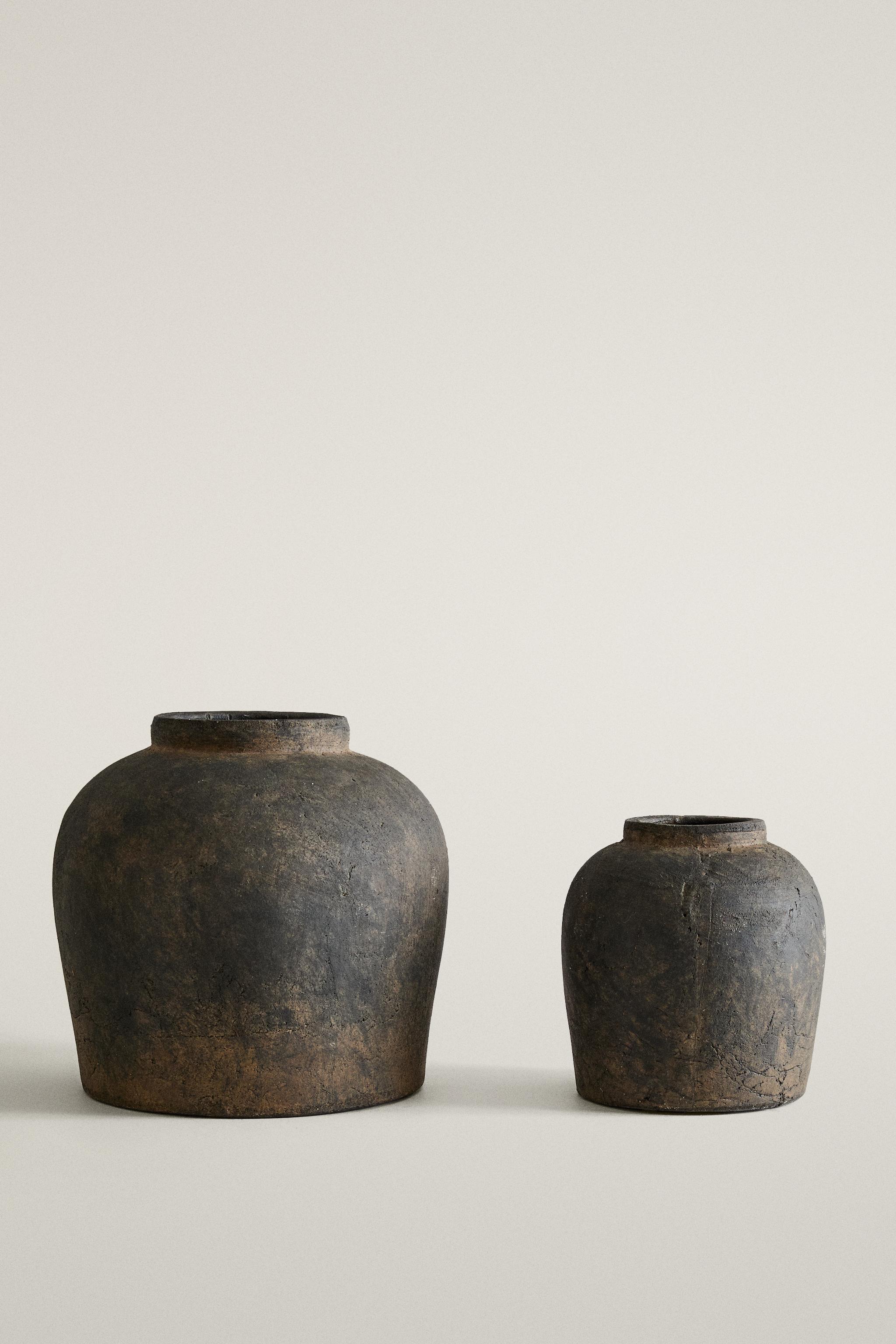 CERAMIC VASE WITH DISTRESSED TEXTURE