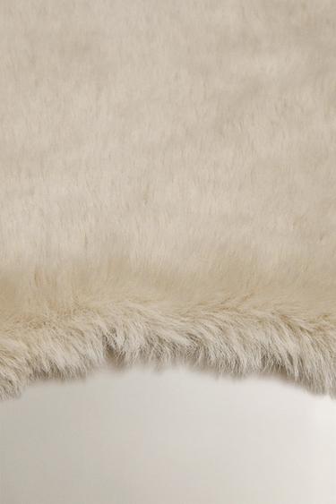 TAPIS FOURRURE IRRÉGULIER - Beige clair de Zara - Image 2