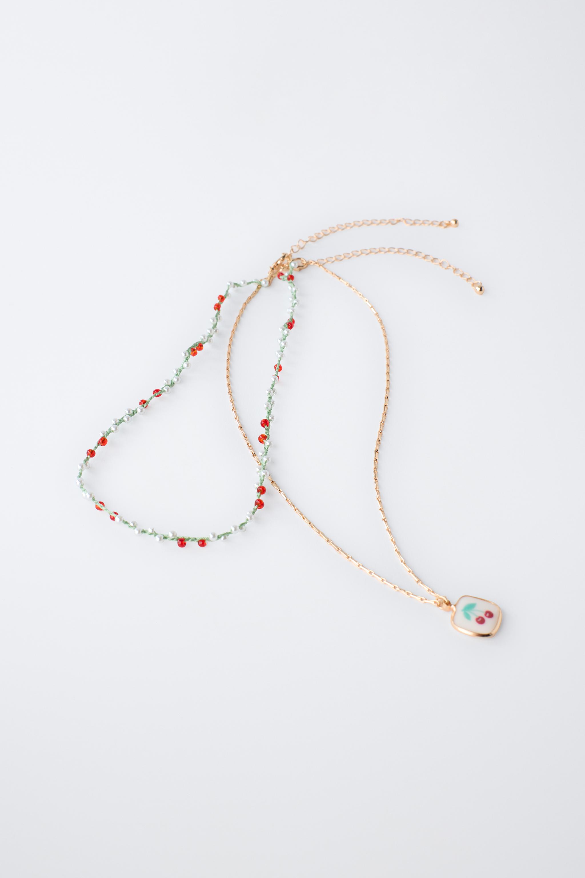 LOT DE DEUX COLLIERS FANTAISIE CEREISES