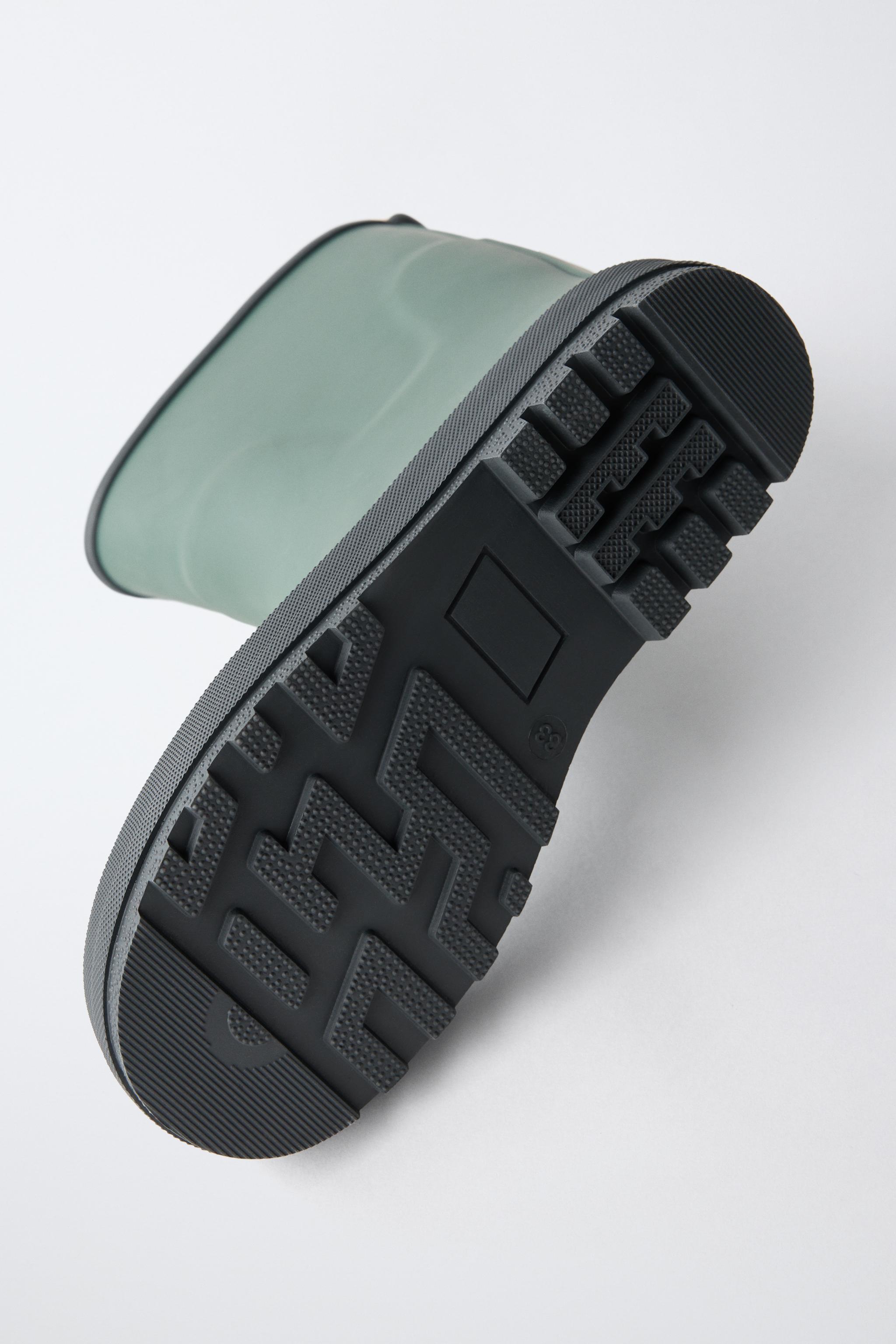 RAIN BOOTS