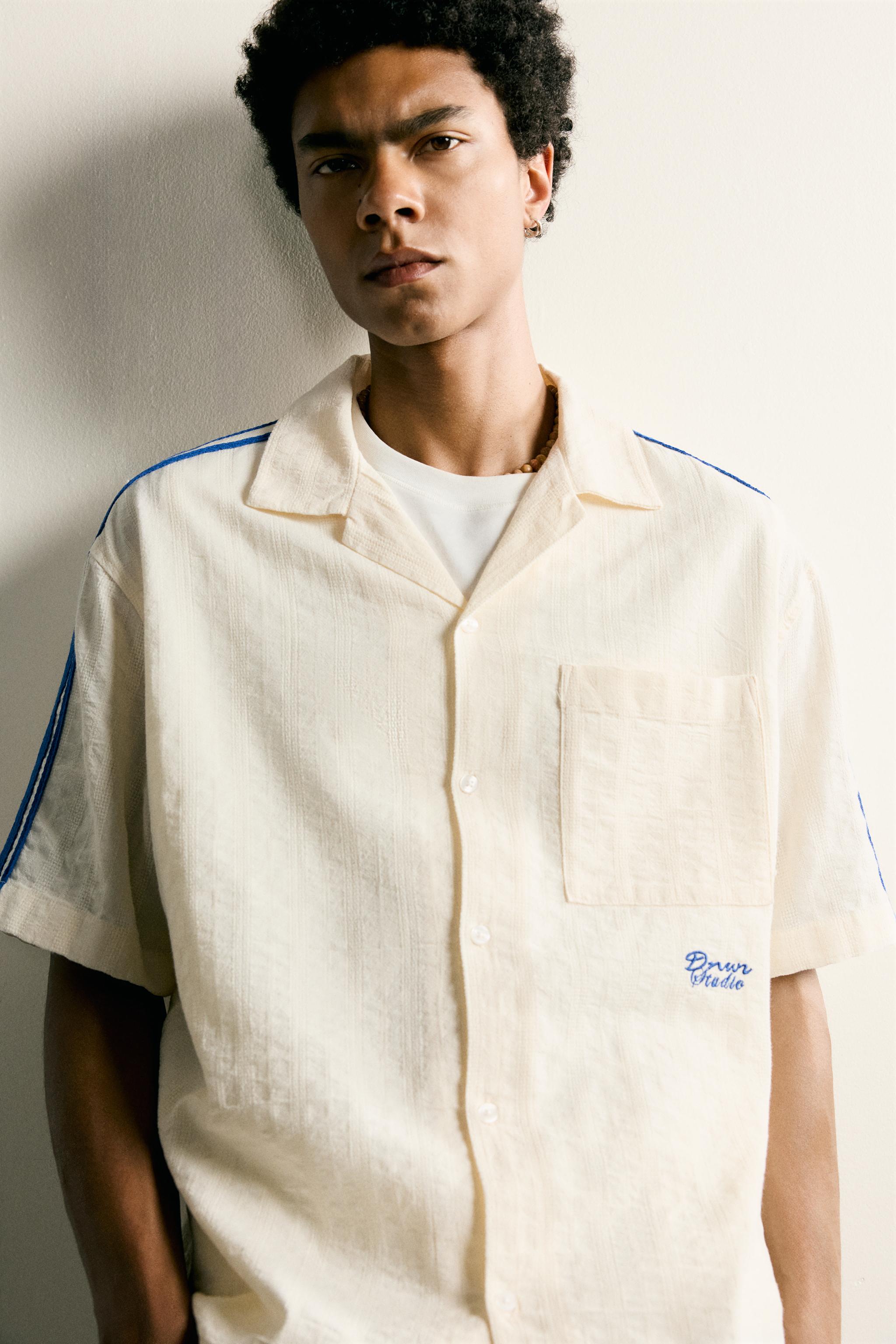 CHEMISE À BANDES AVEC BRODERIE EN CONTRASTE