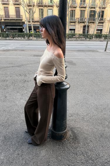 CONTRAST T-SHIRT WITH BARE SHOULDERS - Light beige by Zara