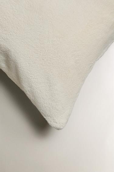 HOUSSE DE COUSSIN FOURRURE - Blanc cassé de Zara - Image 1