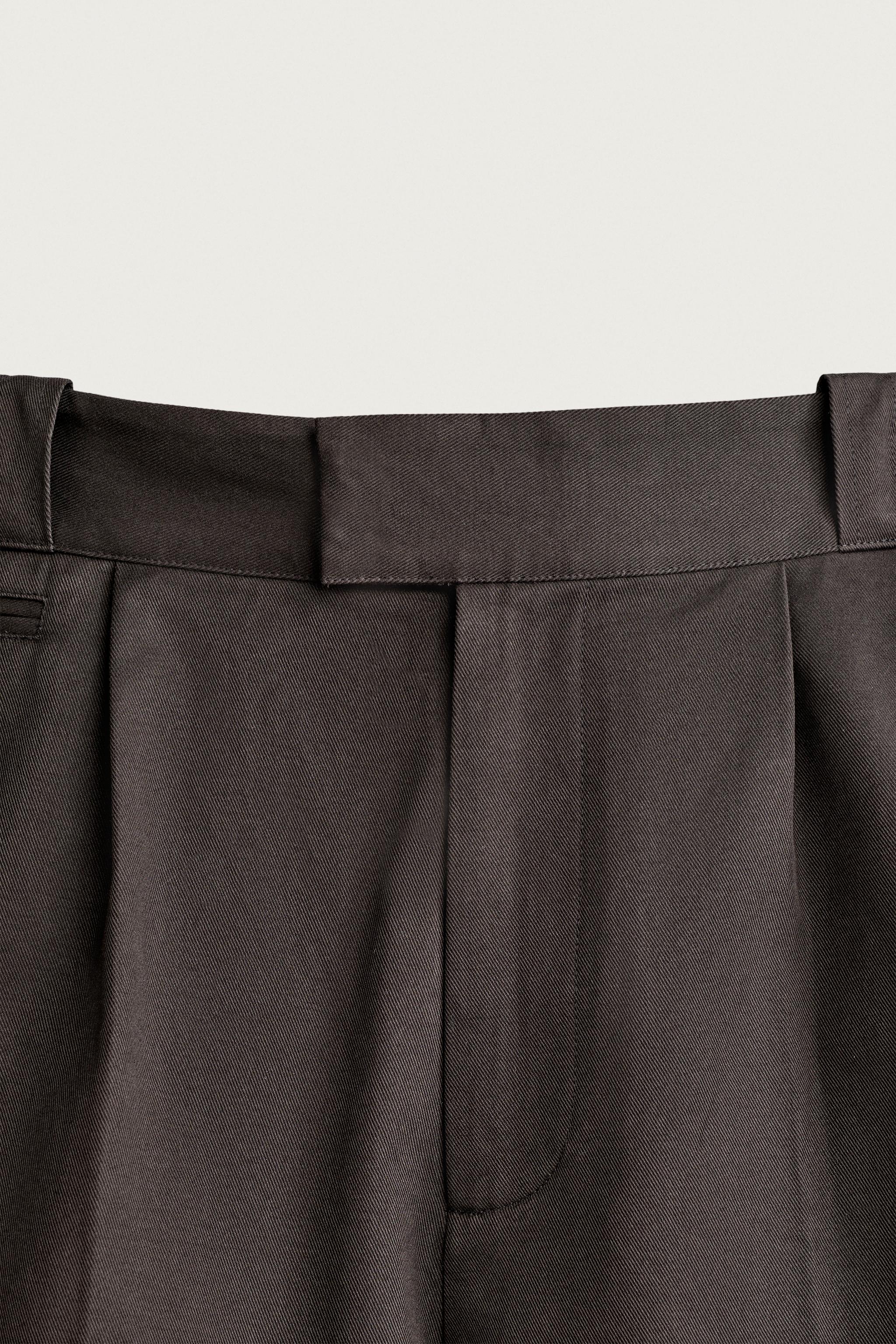 RELAXED FIT PLEATED SHORTS