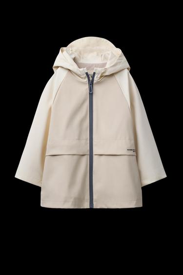 CHUBASQUERO ENGOMADO - Crudo / Beige de Zara