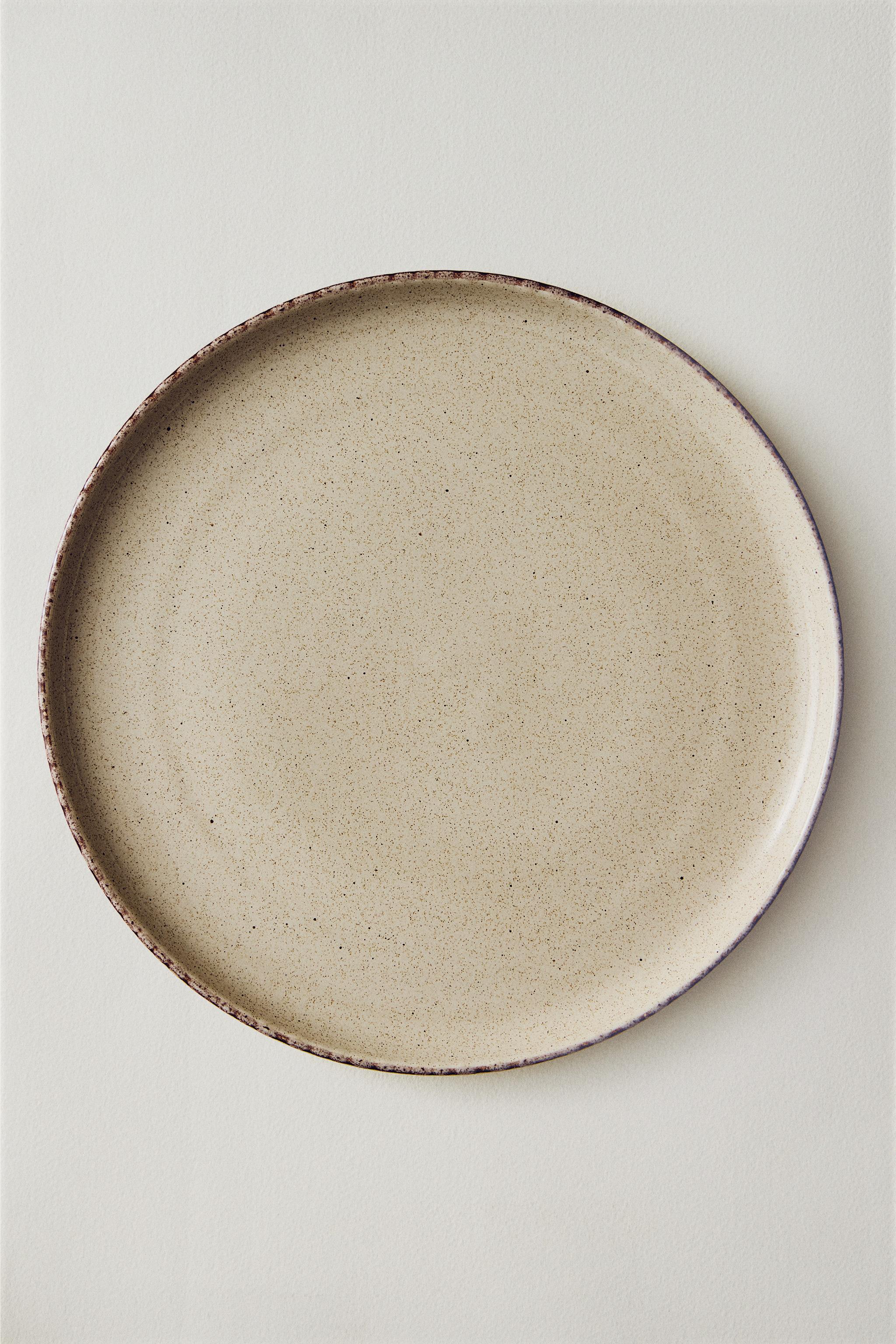 STONEWARE DINNER PLATE WITH AGED RIM