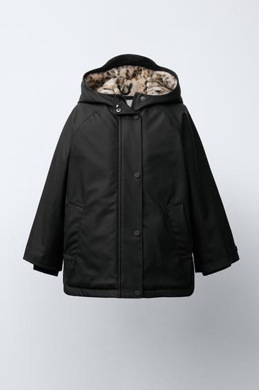 CAZADORA WATER REPELLENT ENGOMADA EFECTO PELO ANIMAL PRINT - Negro de Zara