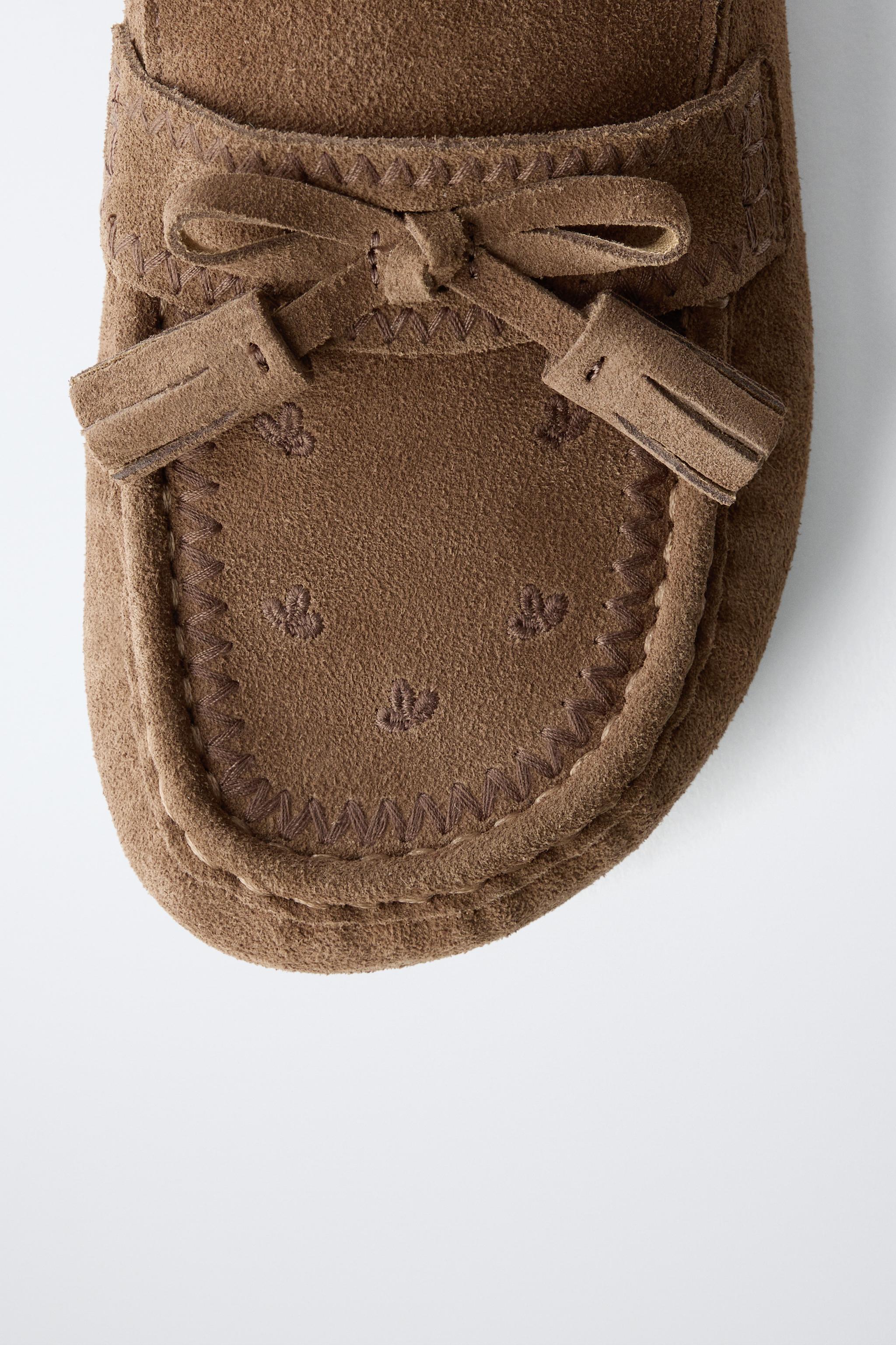 LEATHER CLOGS WITH TASSELS