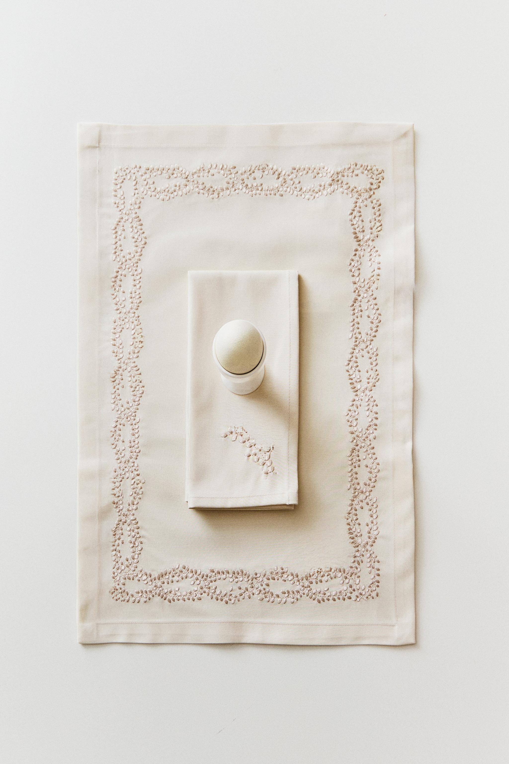 PLACEMAT WITH FLORAL EMBROIDERY — Beige