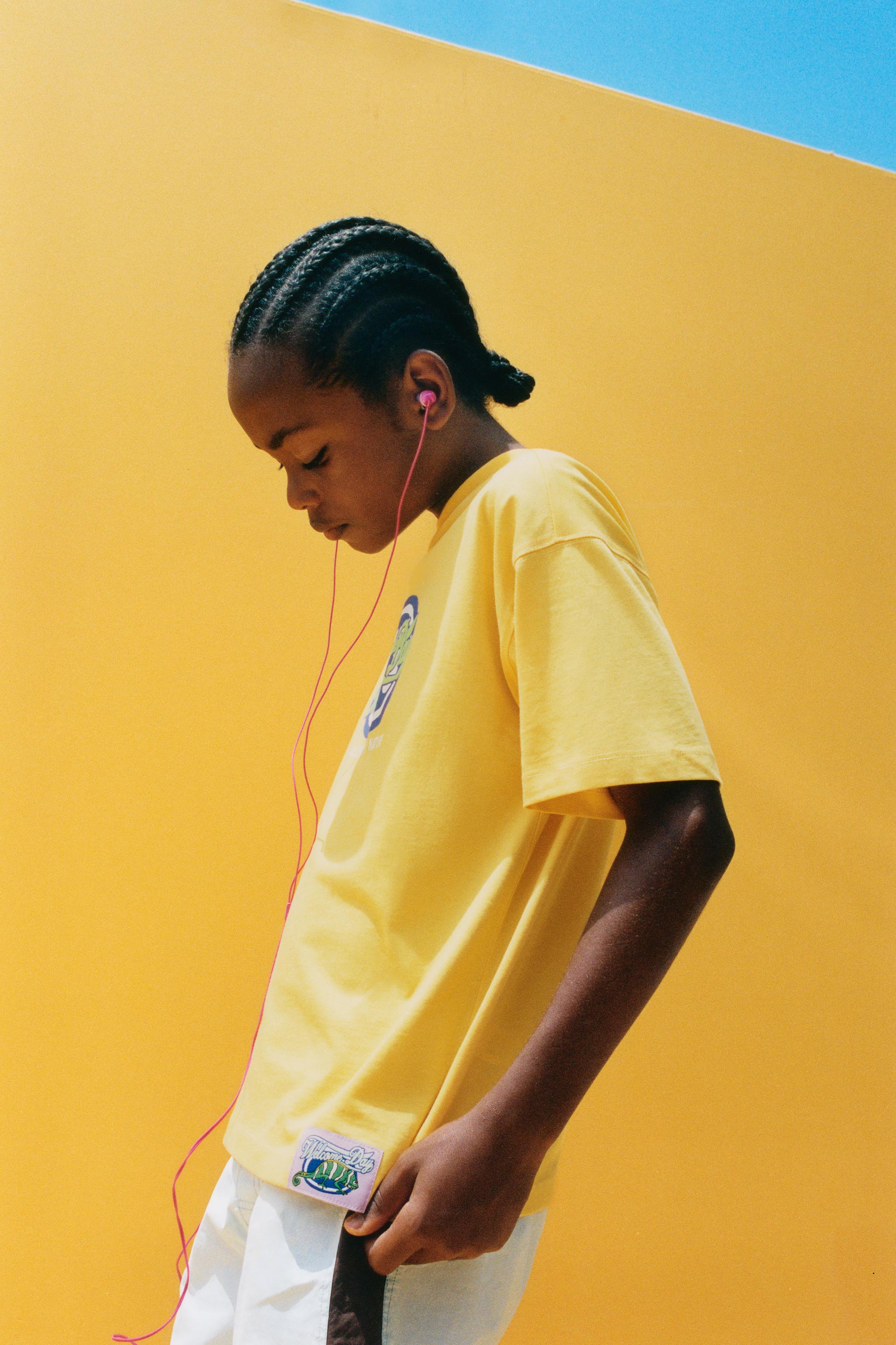 RAISED PRINT T-SHIRT — Mustard