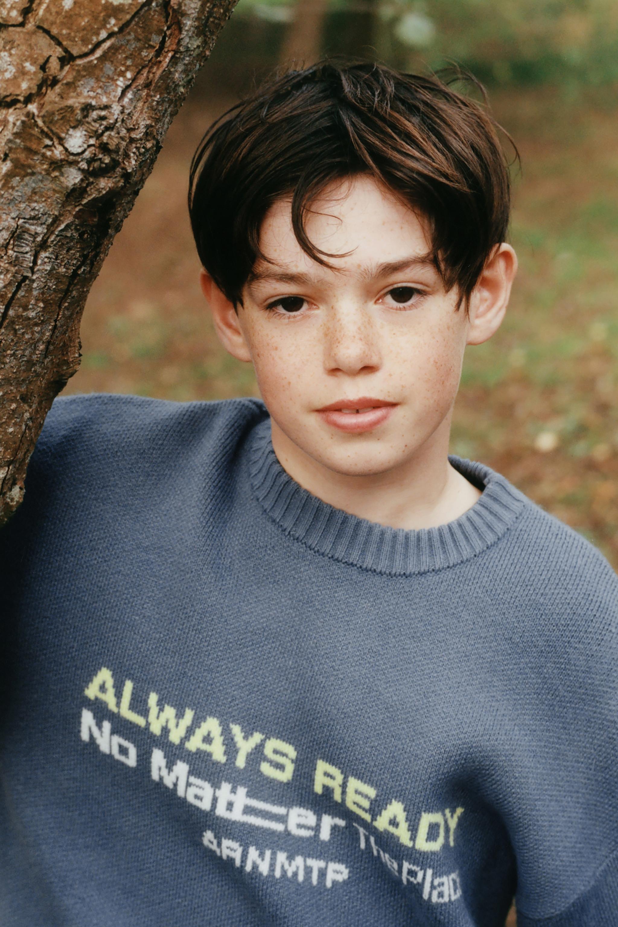 PULL EN MAILLE AVEC INSCRIPTION IMPRIMÉE