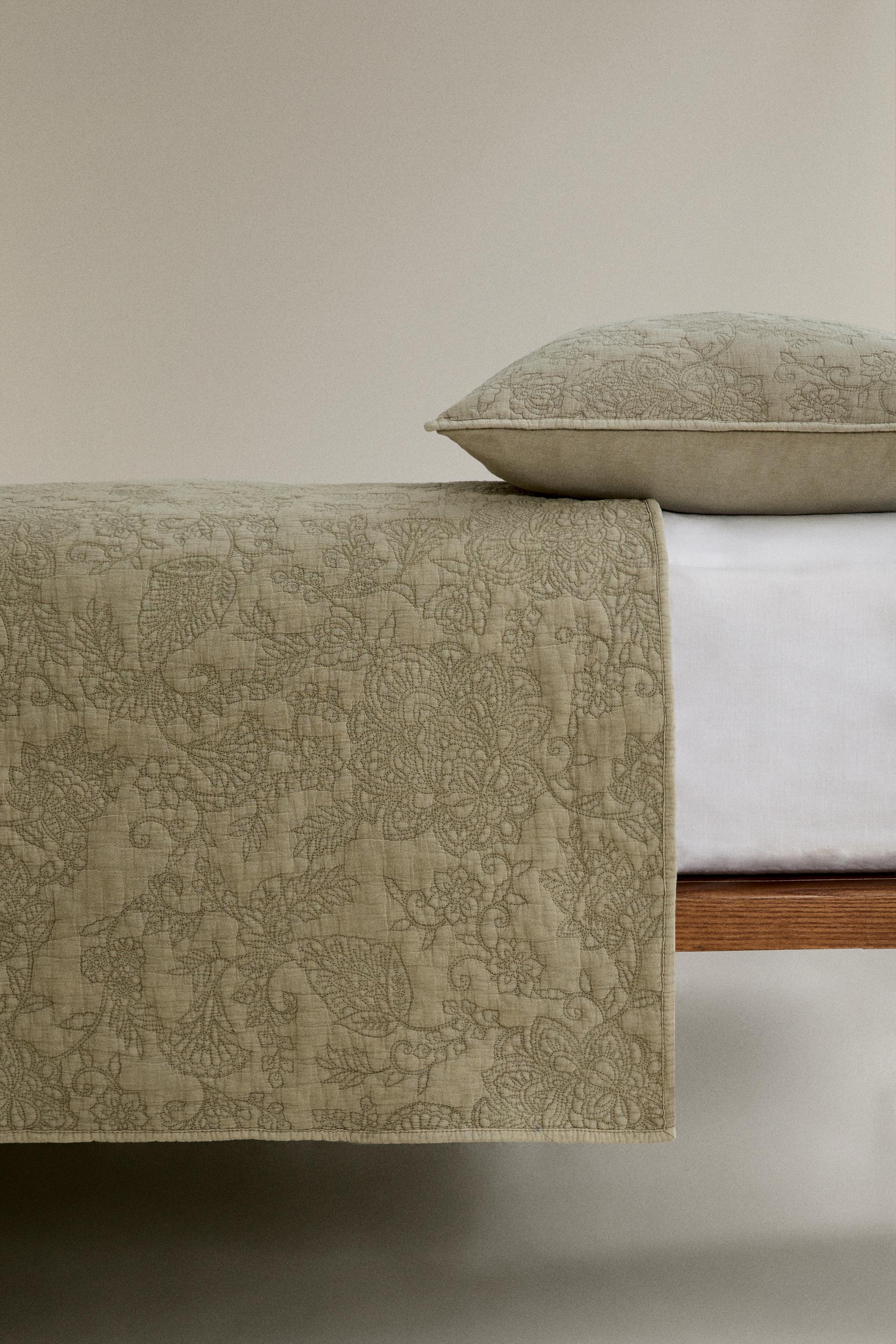 FLORAL EMBROIDERED COTTON QUILT - Green | ZARA United States