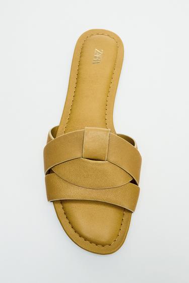 صندل جلدي مسطح متصالب - خردلي الخاص بـ Zara