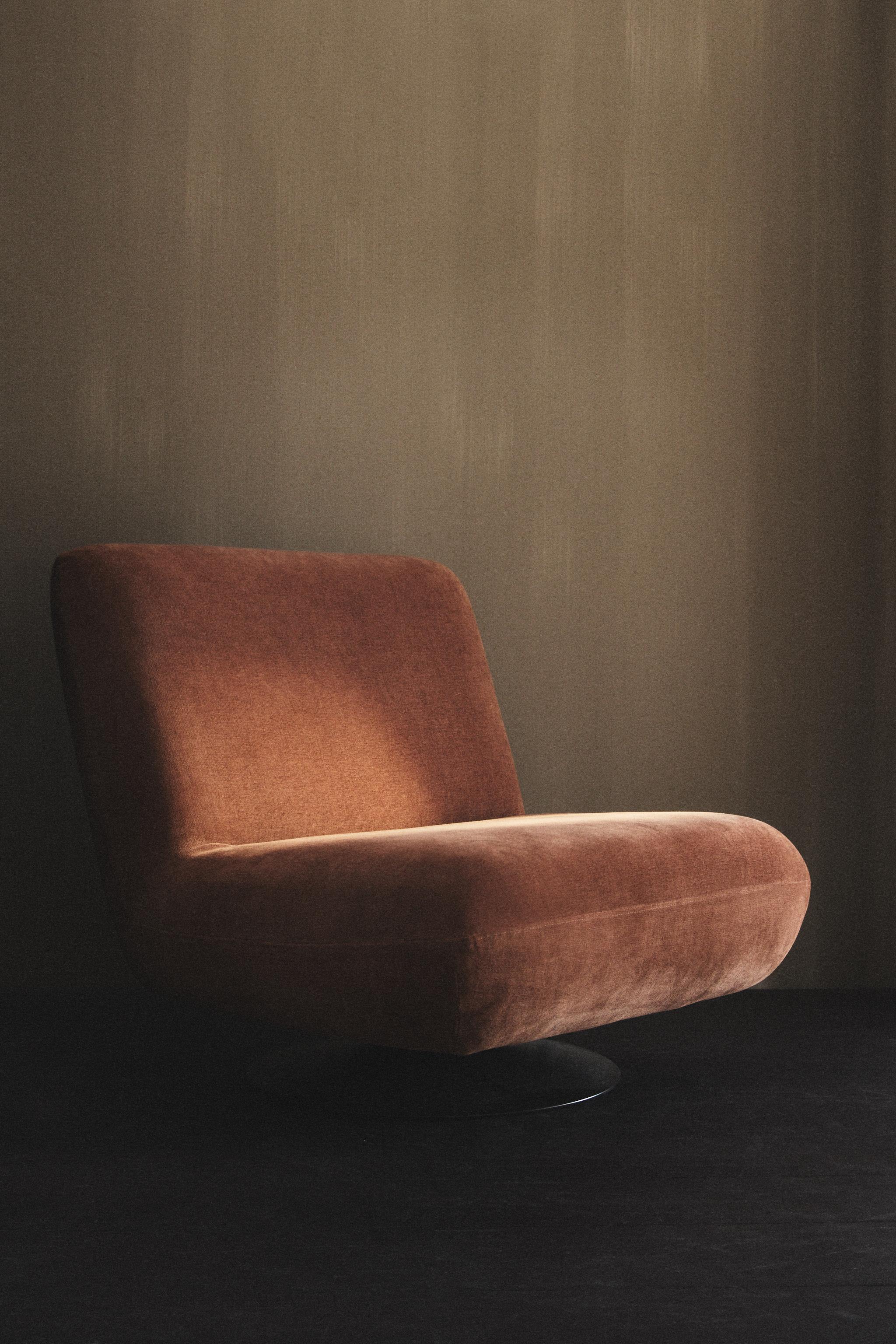 VELVET SWIVEL ARMCHAIR