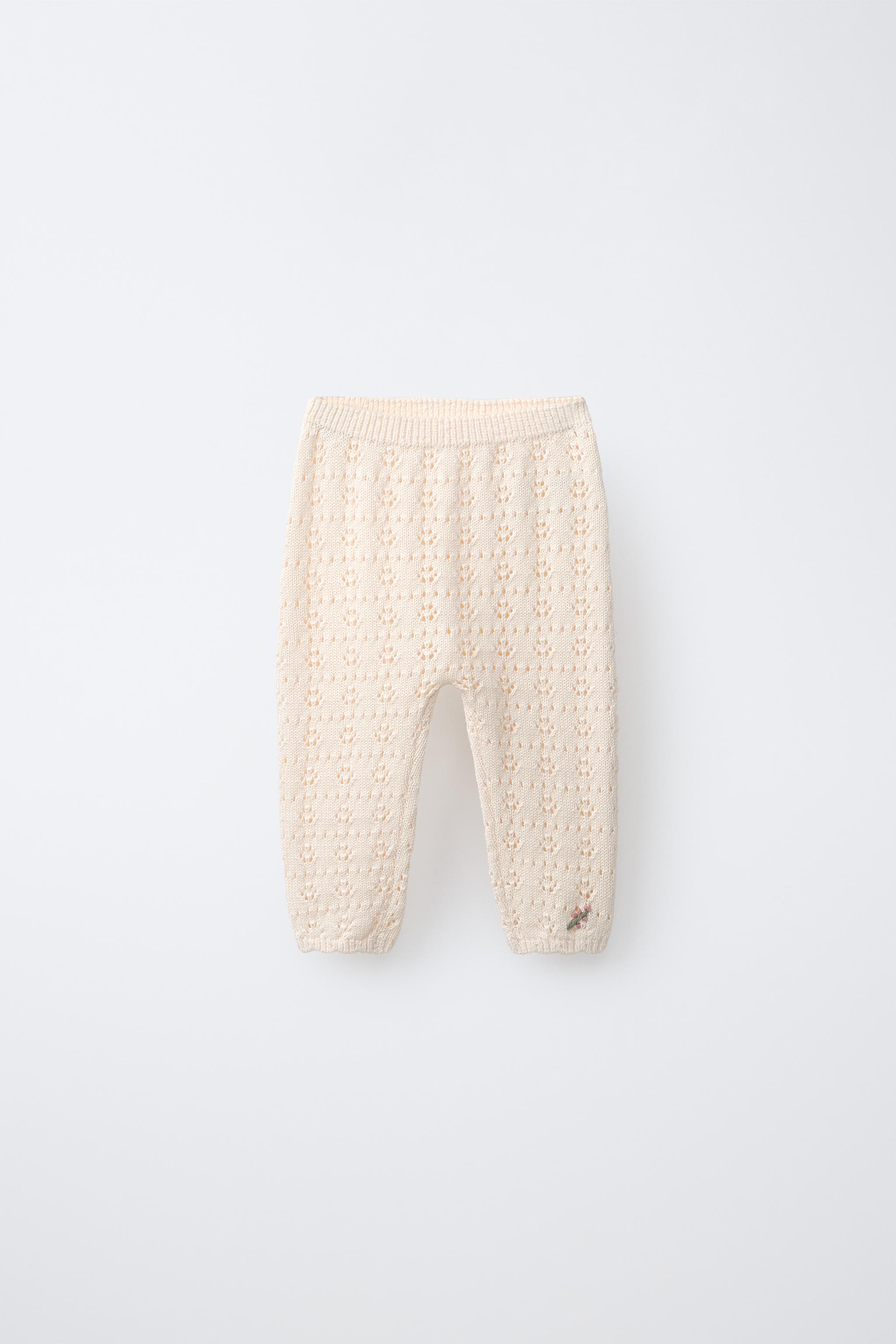 PANTALON EN MAILLE AJOURÉE FLEURS BRODÉES