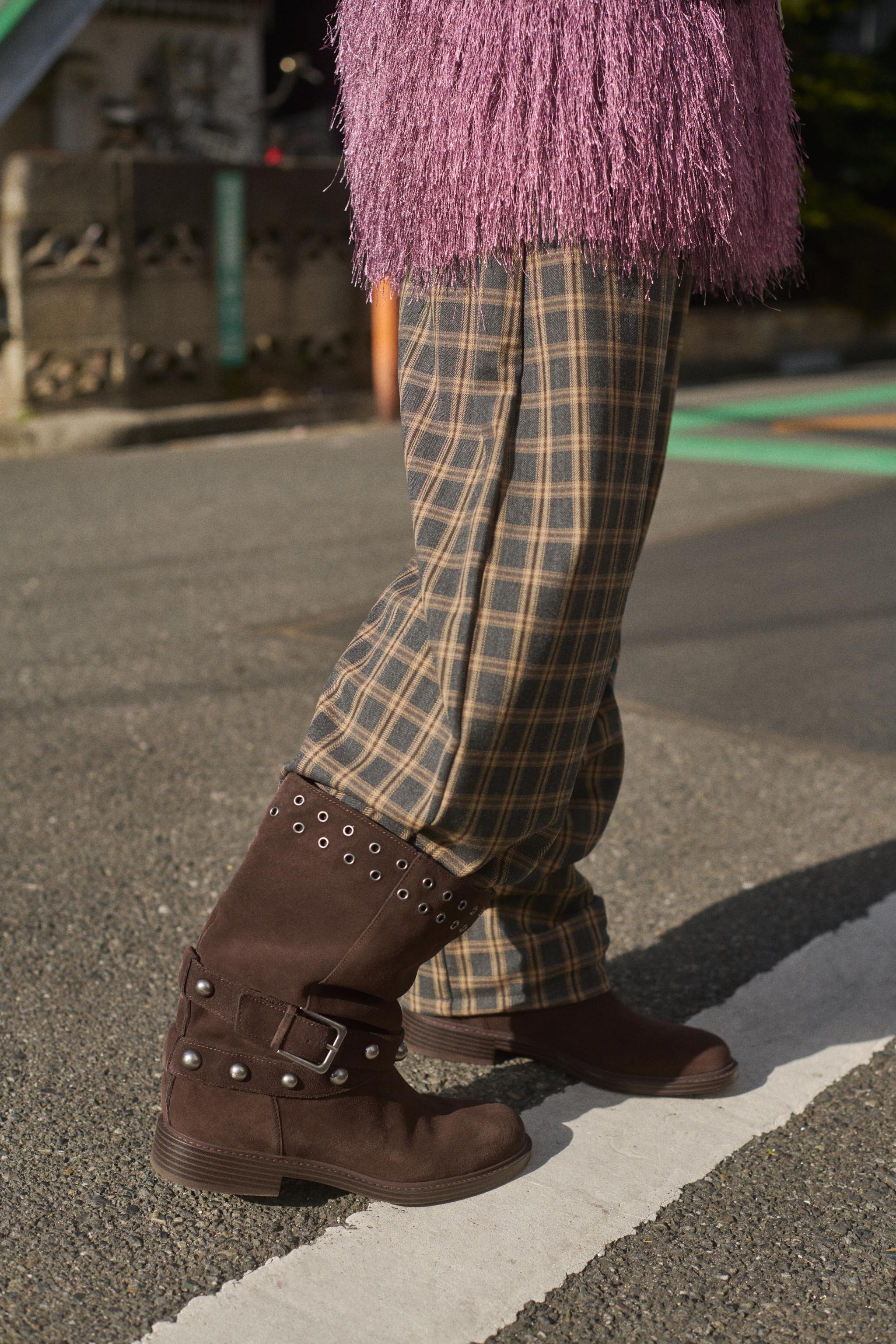 スタッズ付きスプリットスエードショートブーツ - ブラウン | ZARA