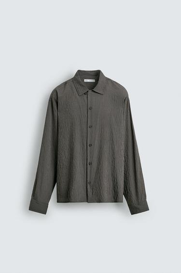 قميص منسدل مخطط بمظهر مجعّد - رمادي الخاص بـ Zara