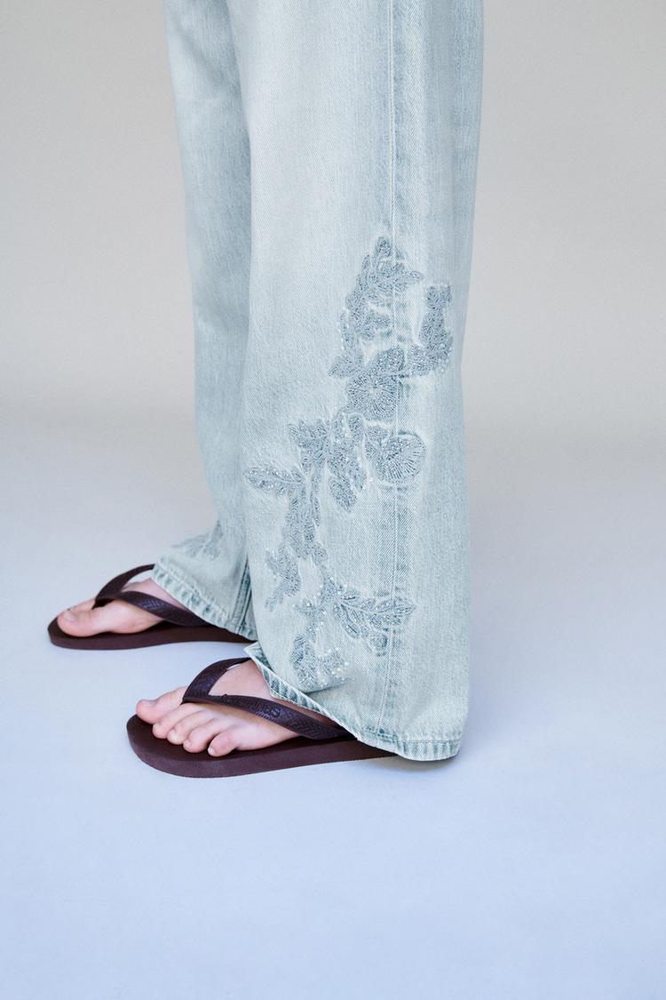 Jeans de pierna ancha con bordado floral y pedrería 6