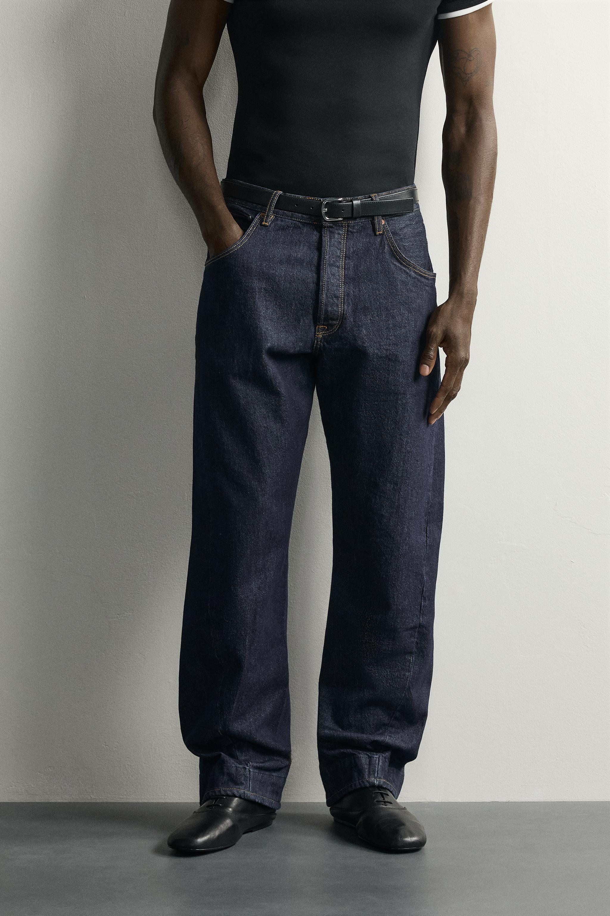 STRAIGHT-FIT JEANS WITH TWISTED SEAMS