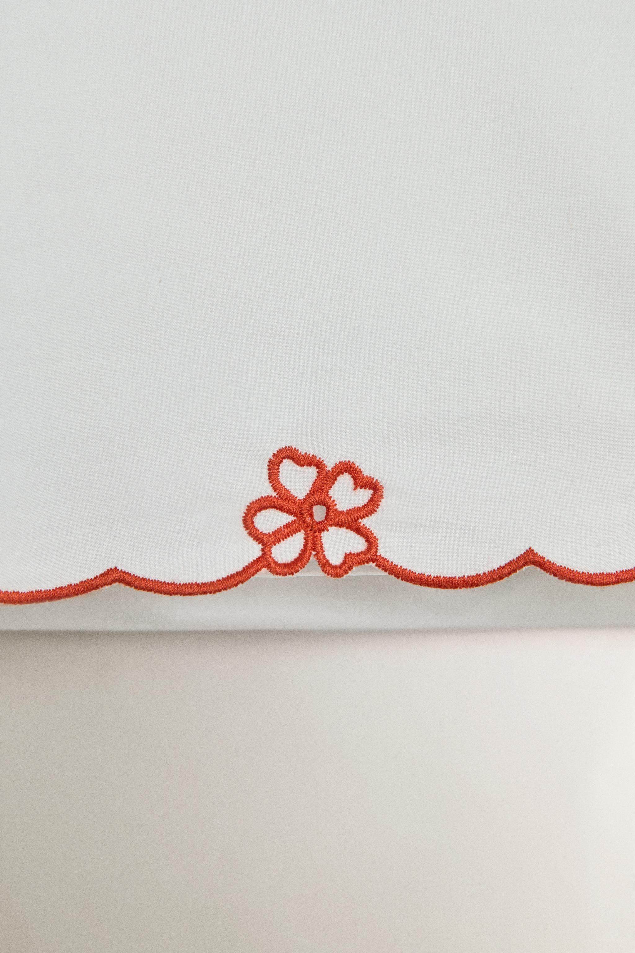 KIDS' EMBROIDERED FLORAL PILLOWCASE — Reddish
