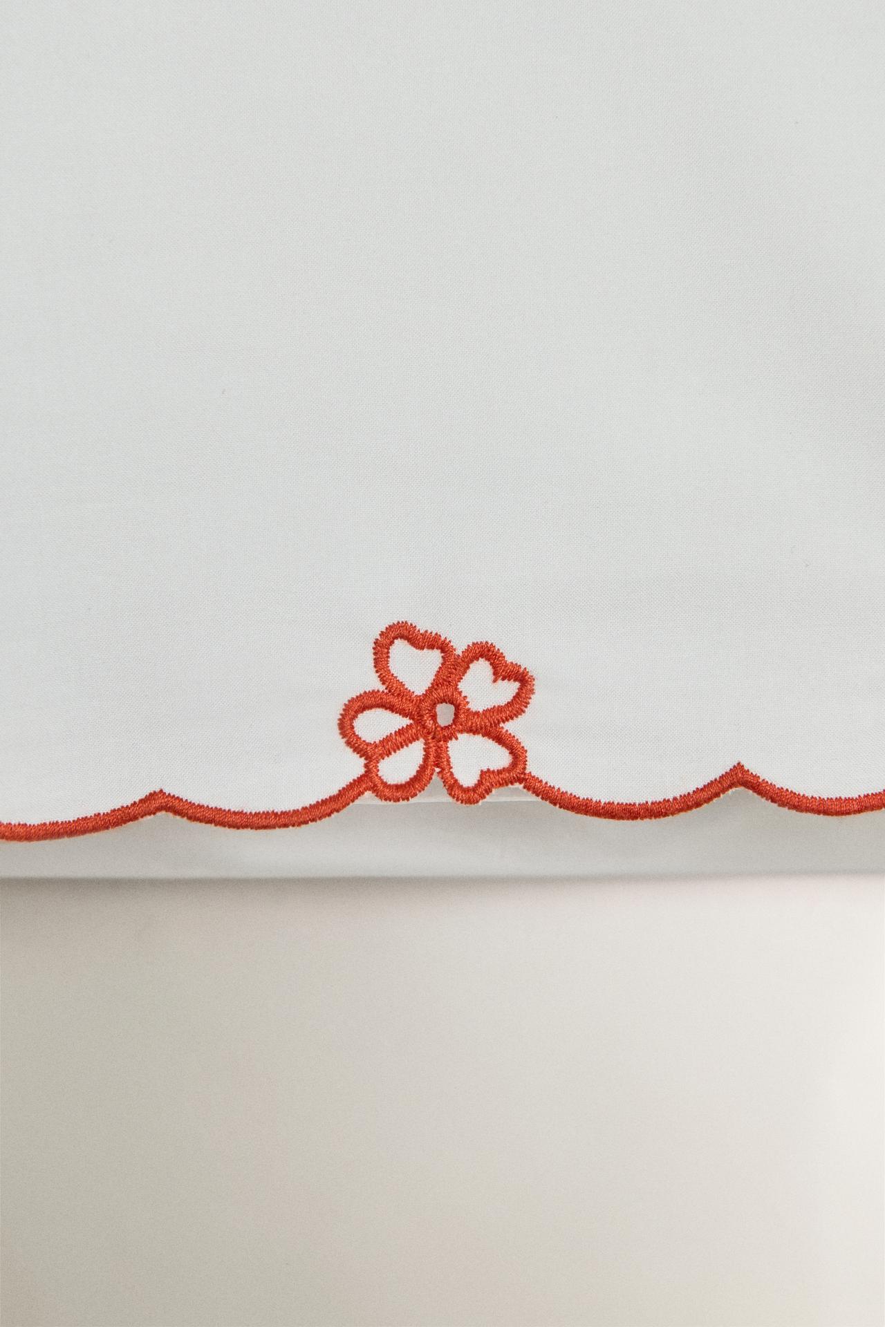 KIDS' EMBROIDERED FLORAL PILLOWCASE — Reddish