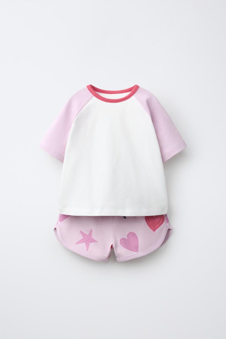 CONUNTO CAMISETA MANGA RANGLÁN Y BERMUDA ESTRELLAS Y CORAZONES