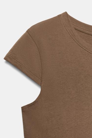 T-SHIRT MINIMAL MANCHES COURTES - Marron clair de Zara - Image 7