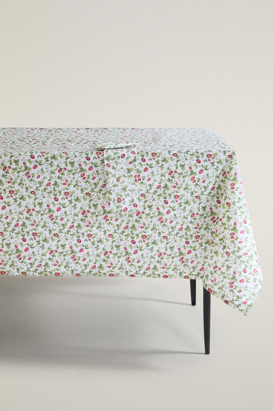 RESIN-COATED STRAWBERRY COTTON TABLECLOTH - Greens by Zara - Image 0