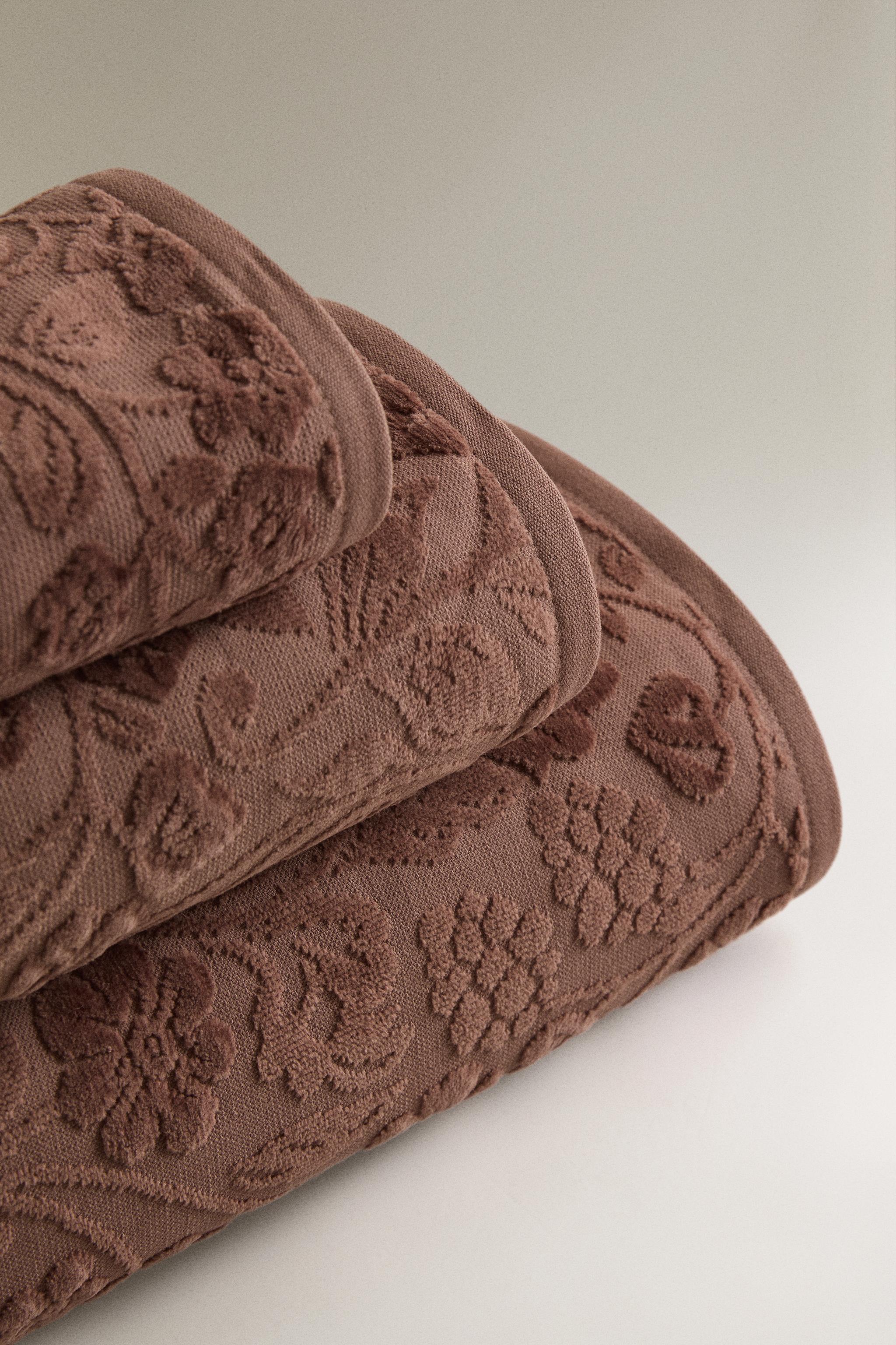 ANIMAL PRINT VELOUR BATH TOWEL — dark russet