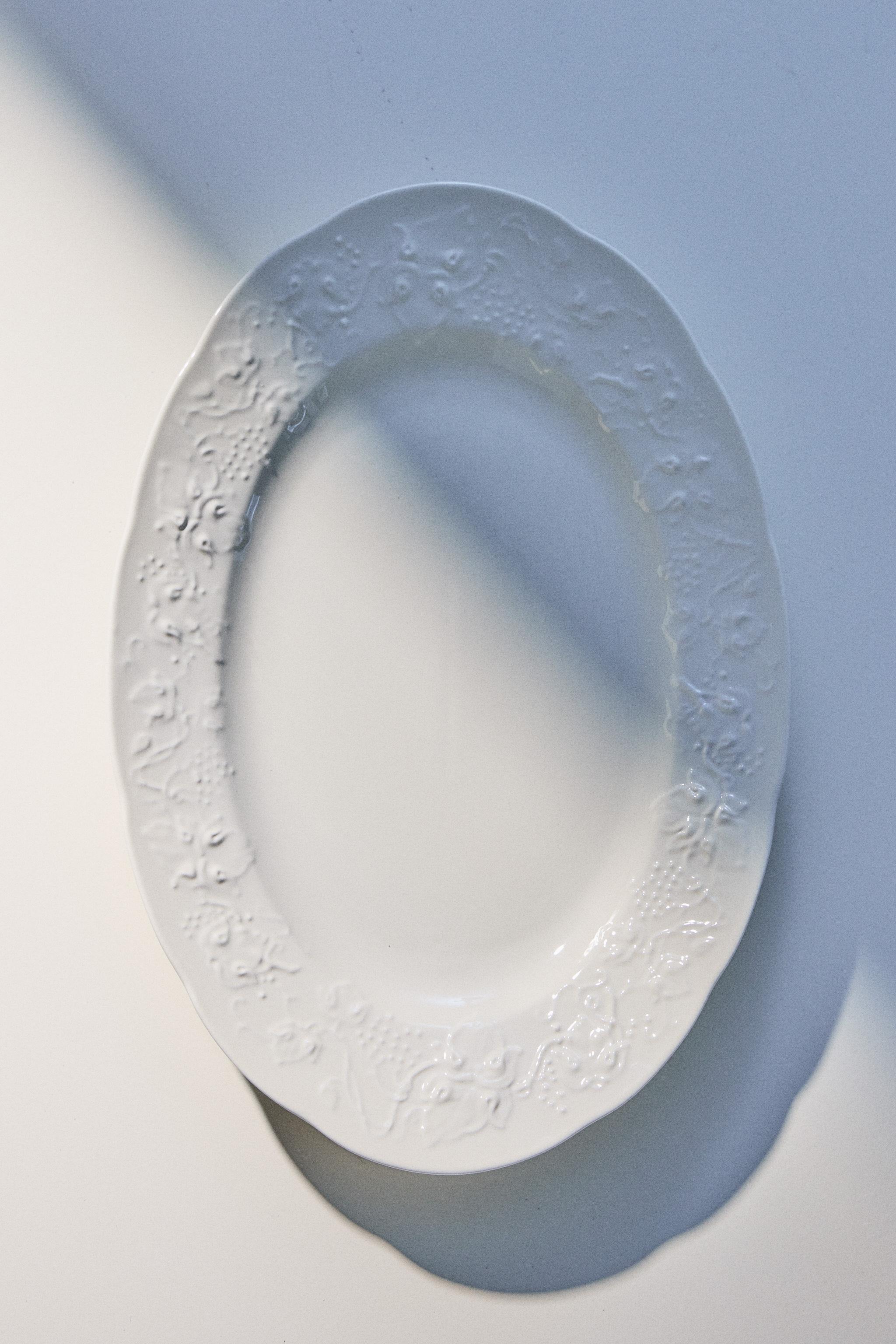 PLAT EN PORCELAINE RAISIN
