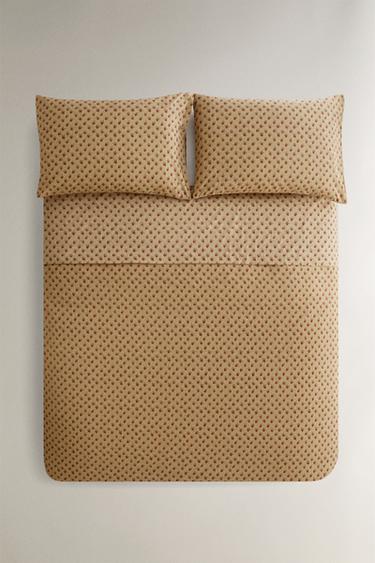 BETTBEZUG AUS PERKAL MIT ERDBEER-PRINT | KATHARINE POLE - Beige von Zara - Bild 0
