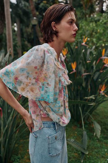 חולצה עם וולאנים והדפס פרחוני - צבעוני של Zara