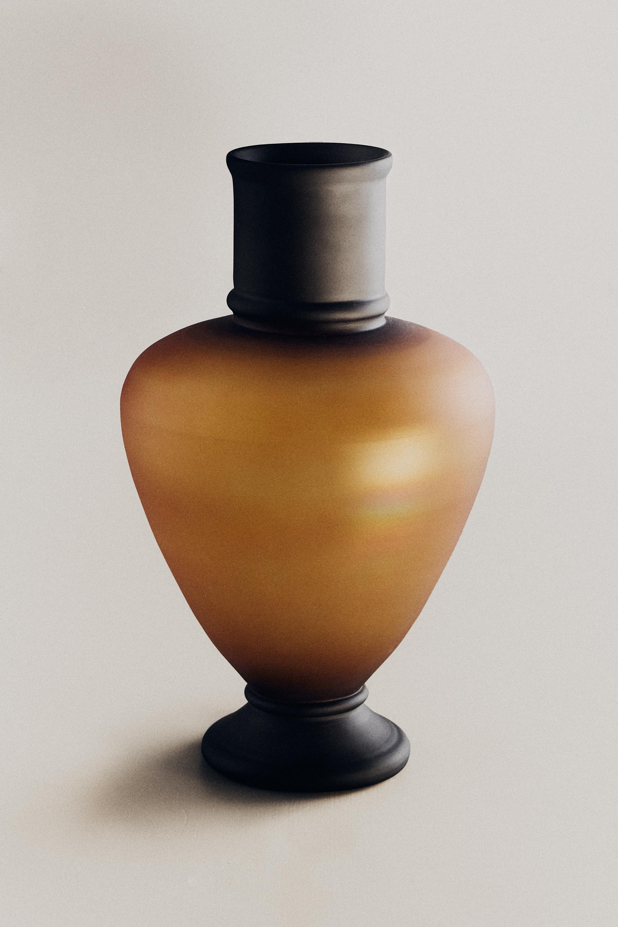 IRIDESCENT GLASS VESSEL I COLIN KING