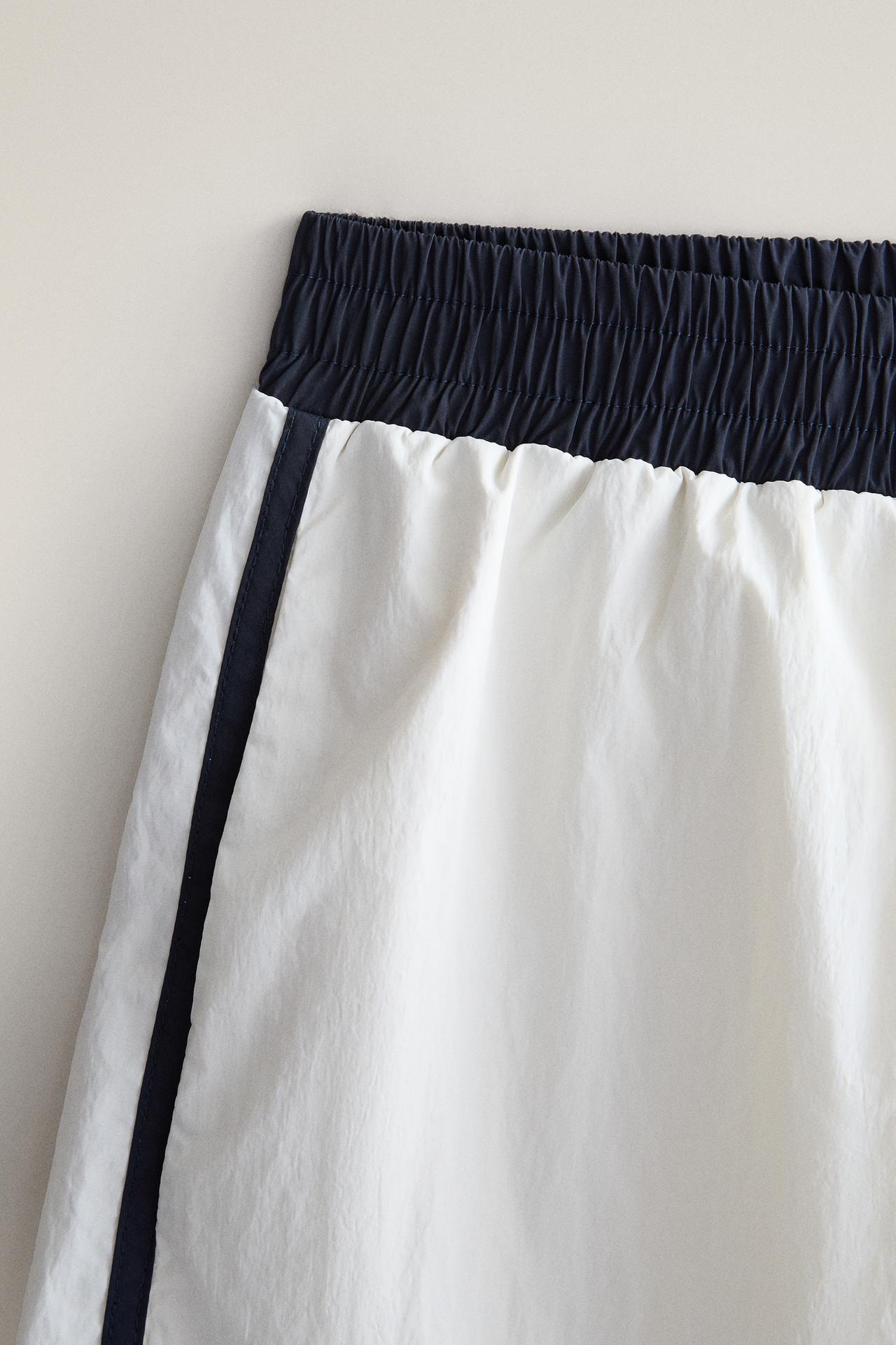 SHORTS WITH CONTRAST TRIM — White