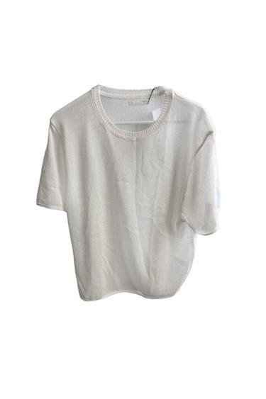 White short-sleeved knitted T-shirt with a round neck against a white background.
