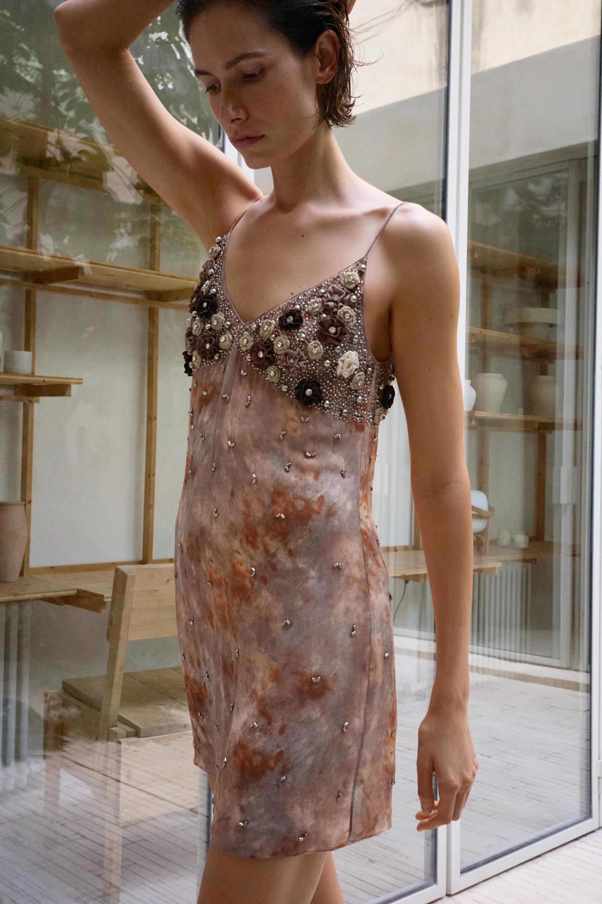 Zara TIE DYE DESENLİ KABARTMALI ÇİÇEK DETAYLI ELBİSE görsel 3
