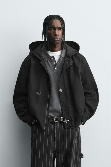 CAZADORA CAPUCHA ALAMARES - Negro de Zara