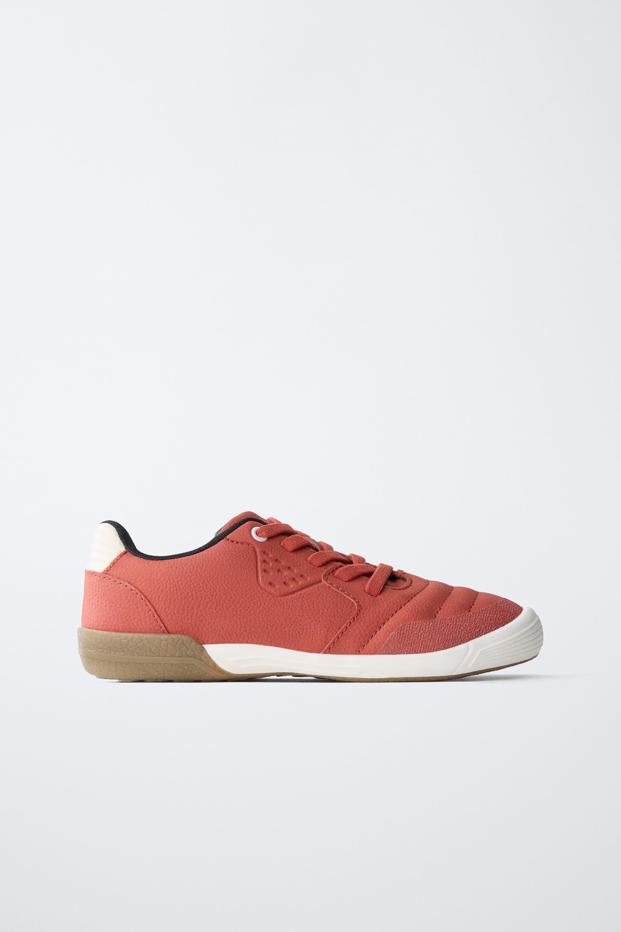 SOCCER SNEAKERS — Red