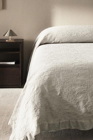 JACQUARD BEDSPREAD WITH RUFFLE TRIM - Ecru by Zara