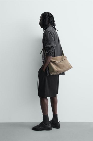 PANTALLONA TË SHKURTRA RELAXED FIT ME PALA DHE RRIP - E zezë nga Zara