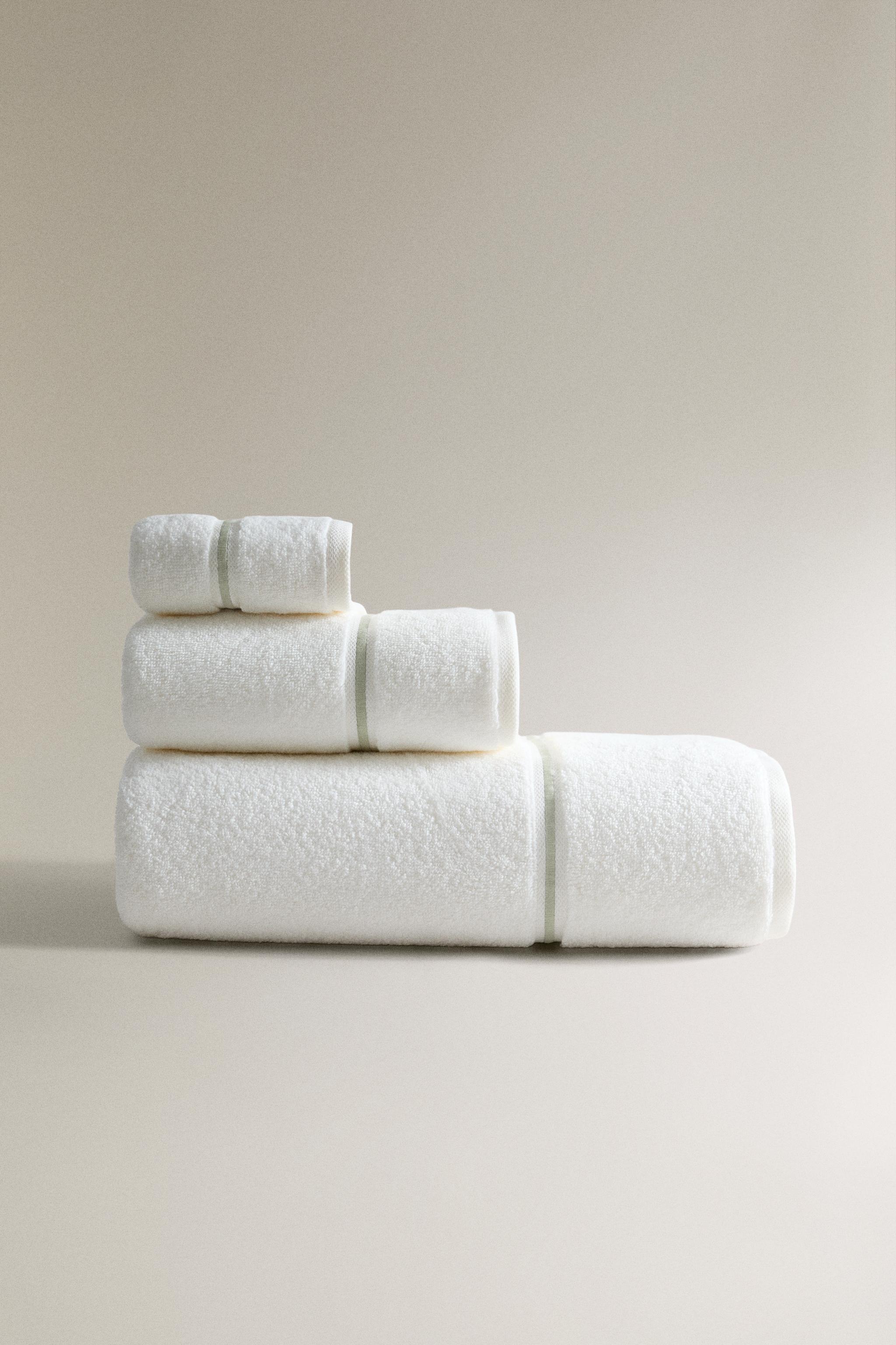 SCALLOPED BATH TOWEL — Light green