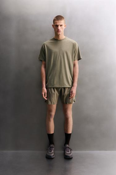 تيشرت تقني هيكلي - أخضر فيجوريه الخاص بـ Zara