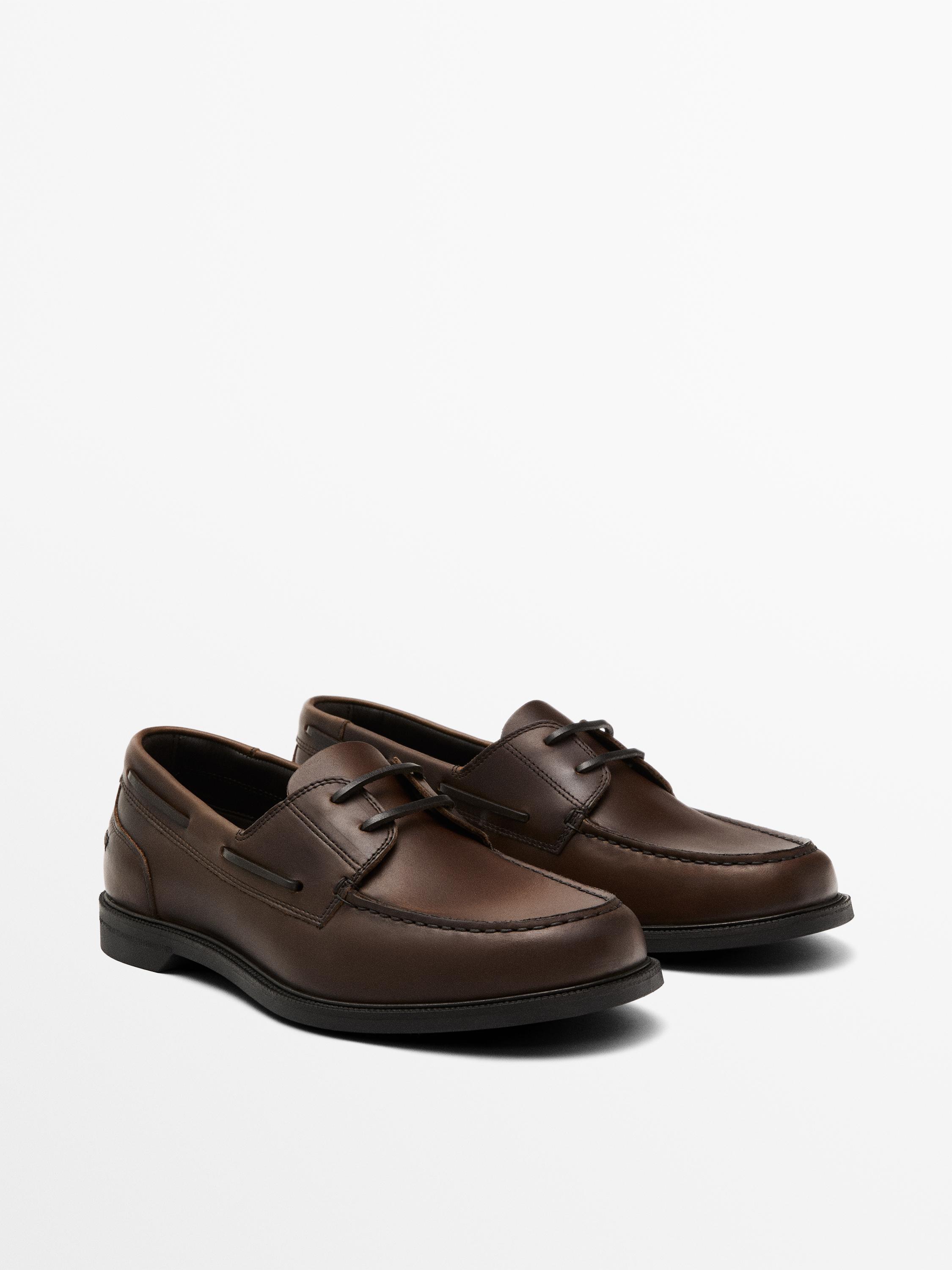 Chaussures bateau en cuir graissé