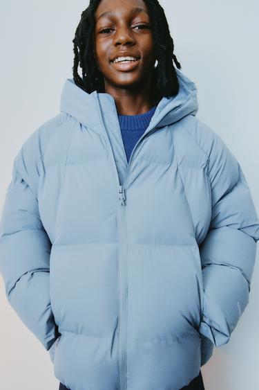 جاكيت منجد بغطاء رأس WATER REPELLENT - سماوي الخاص بـ Zara